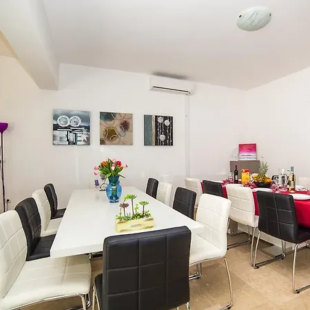 White House بيت للعطل