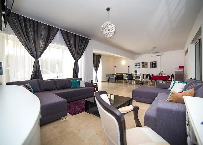 White House بيت للعطل بودْسْتغانا