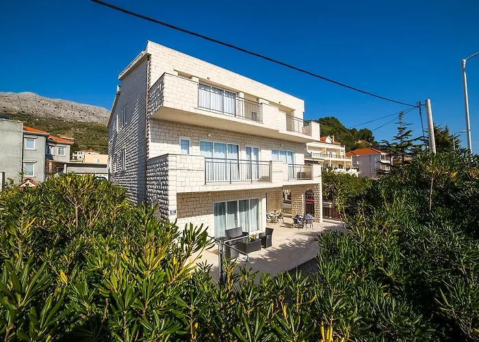 White House بيت للعطل بودْسْتغانا