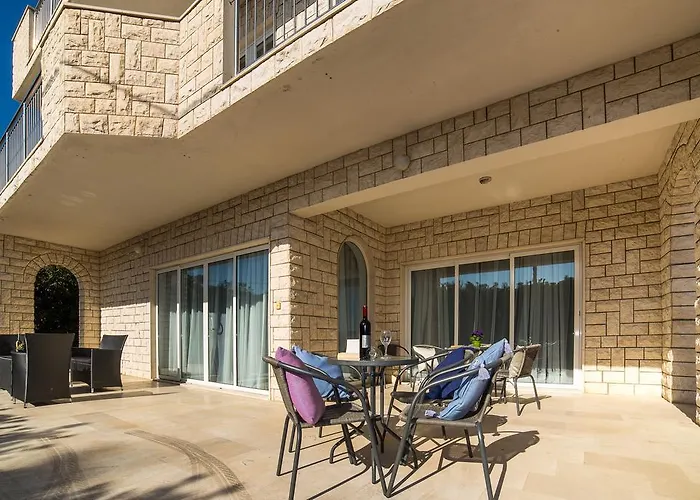 White House بودْسْتغانا